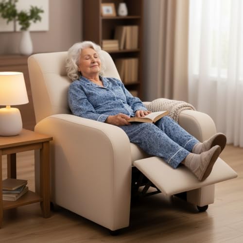 Idosa relaxada e confortável em poltrona reclinável, com apoio de pernas estendido, lendo um livro